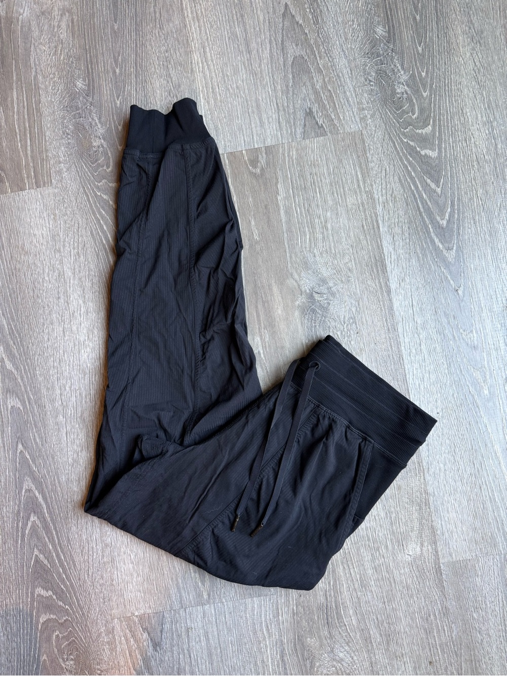 Lululemon Dance Studio Mid-Rise Jogger
Black Women’s 6